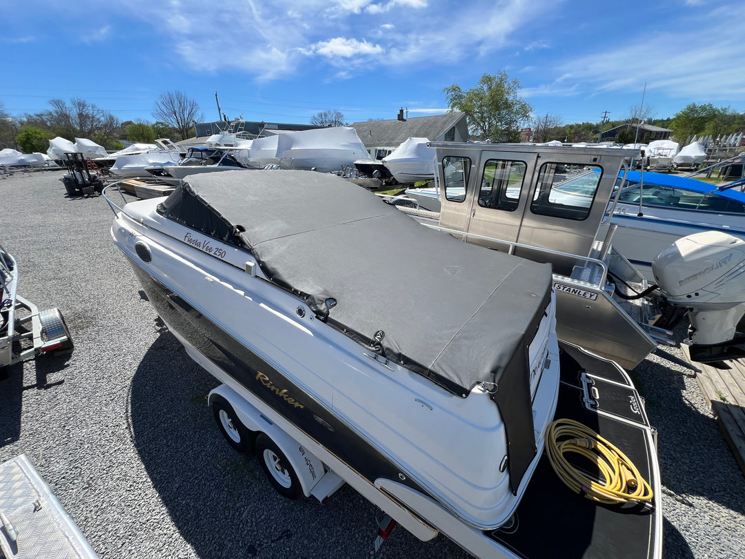 2005 Rinker 250 Fiesta Vee