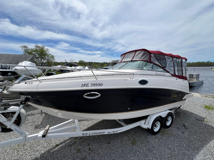 2005 Rinker 250 Fiesta Vee