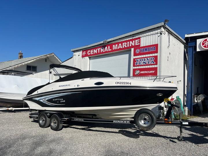 2010 Rinker 246 Captiva Cuddy Cabin