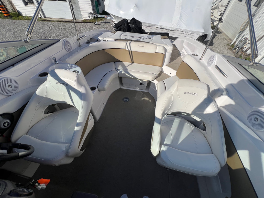 2010 Rinker 246 Captiva Cuddy Cabin