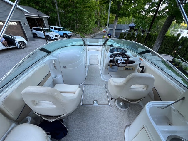 2001 Chris Craft 262 Deck Boat